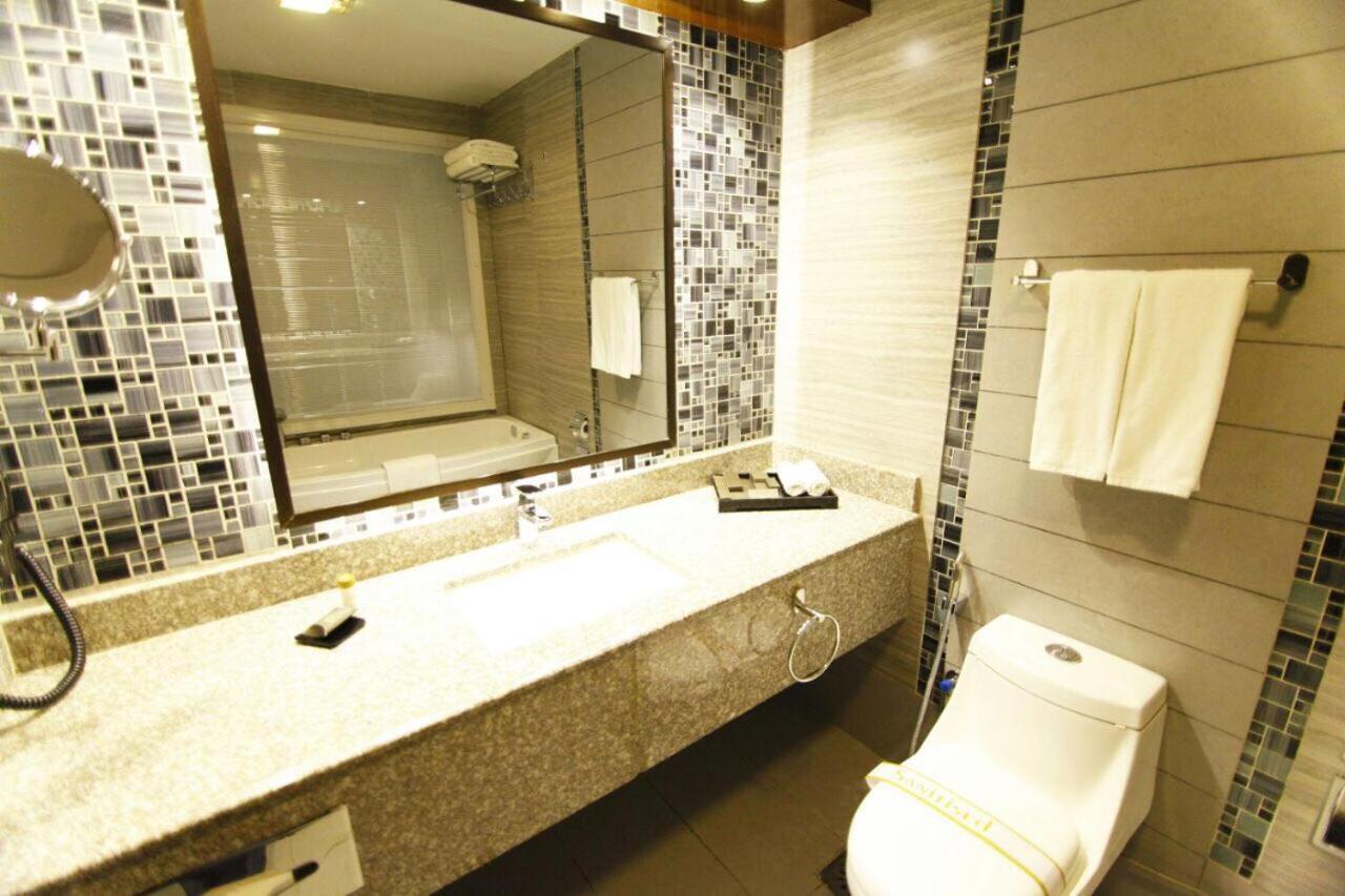 Hotel Dgates Lahore Exteriör bild