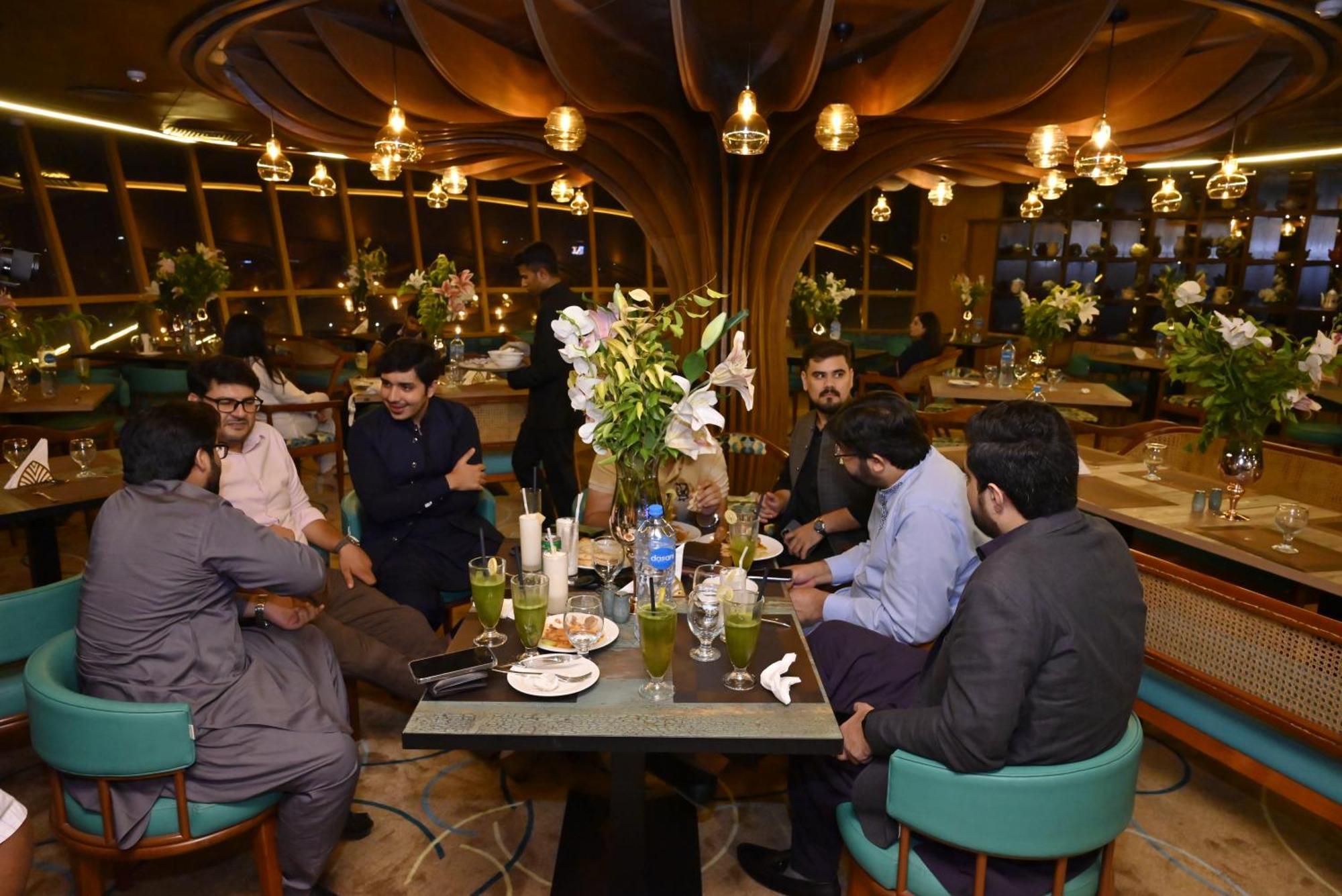 Hotel Dgates Lahore Exteriör bild