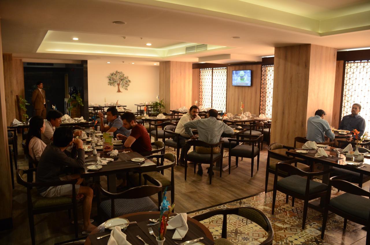 Hotel Dgates Lahore Exteriör bild