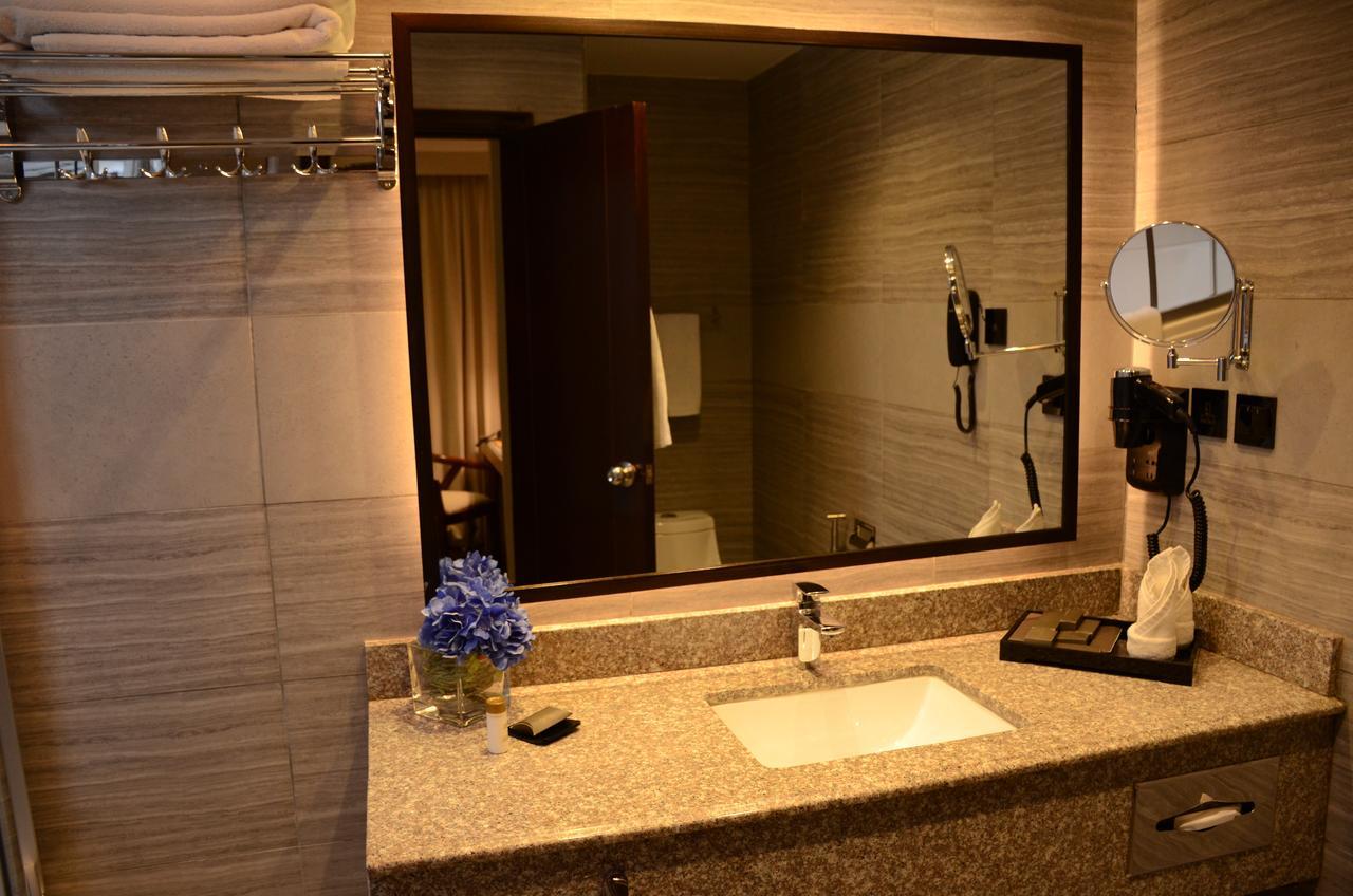 Hotel Dgates Lahore Exteriör bild